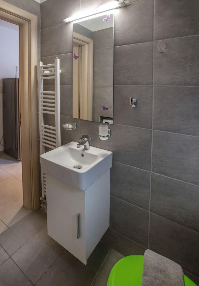 Modern Comfy Apartment Near The Acropolis By Ghh أثينا المظهر الخارجي الصورة